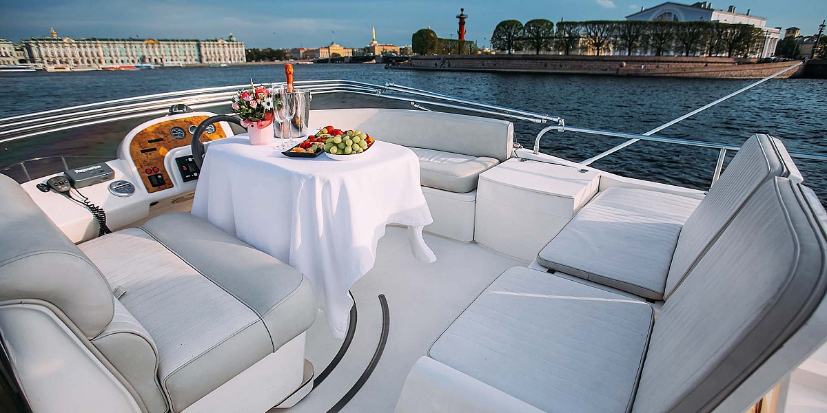 Аренда моторной яхты Sealine 39 АМО в Санкт-Петербурге